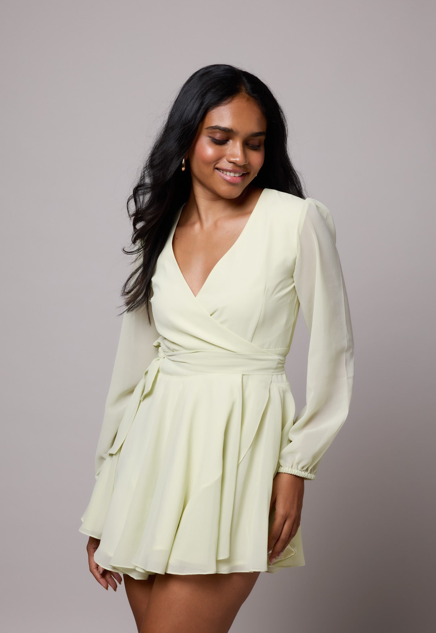 Raya – Pastellgrünes Wickelkleid