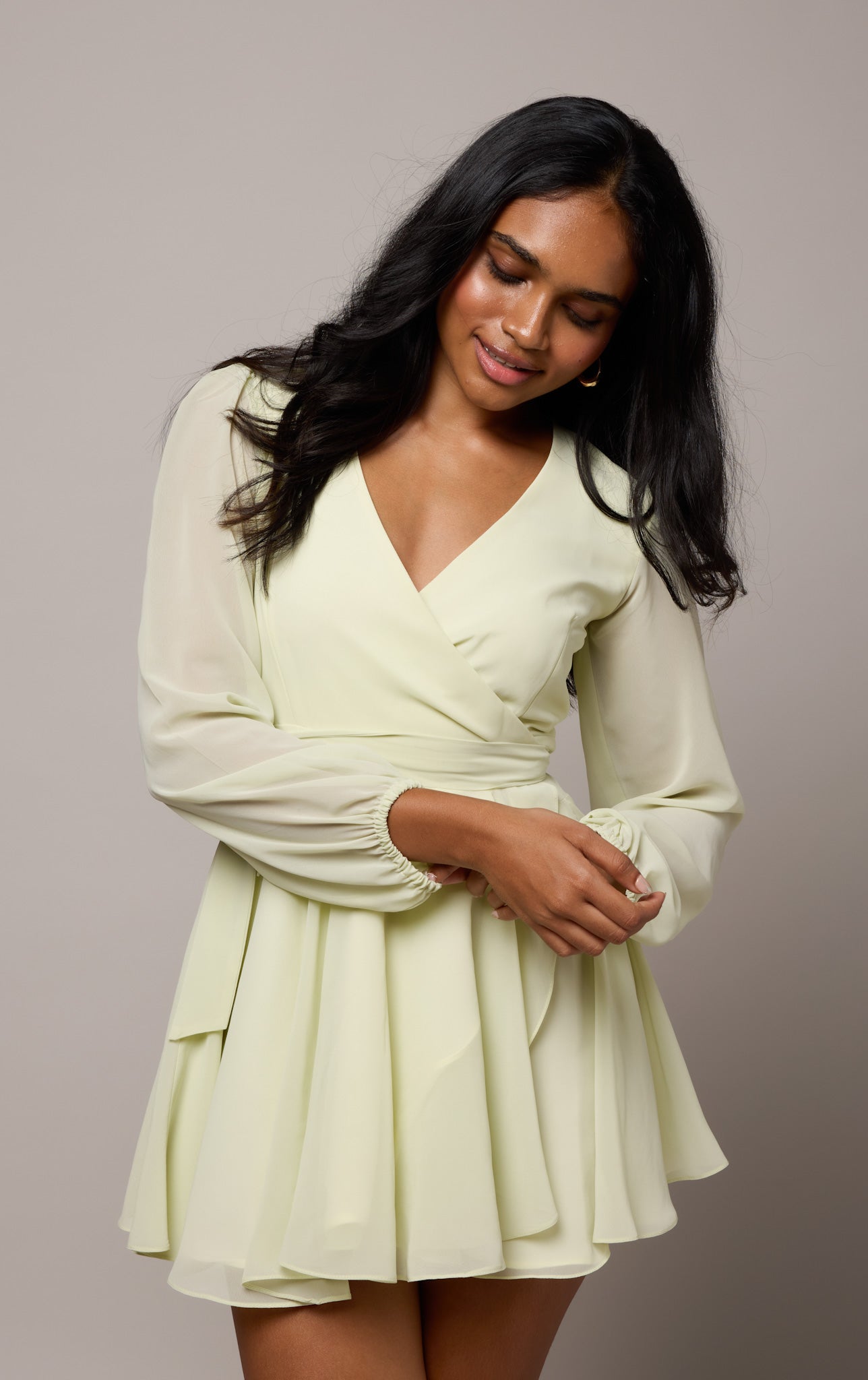 Raya – Pastellgrünes Wickelkleid