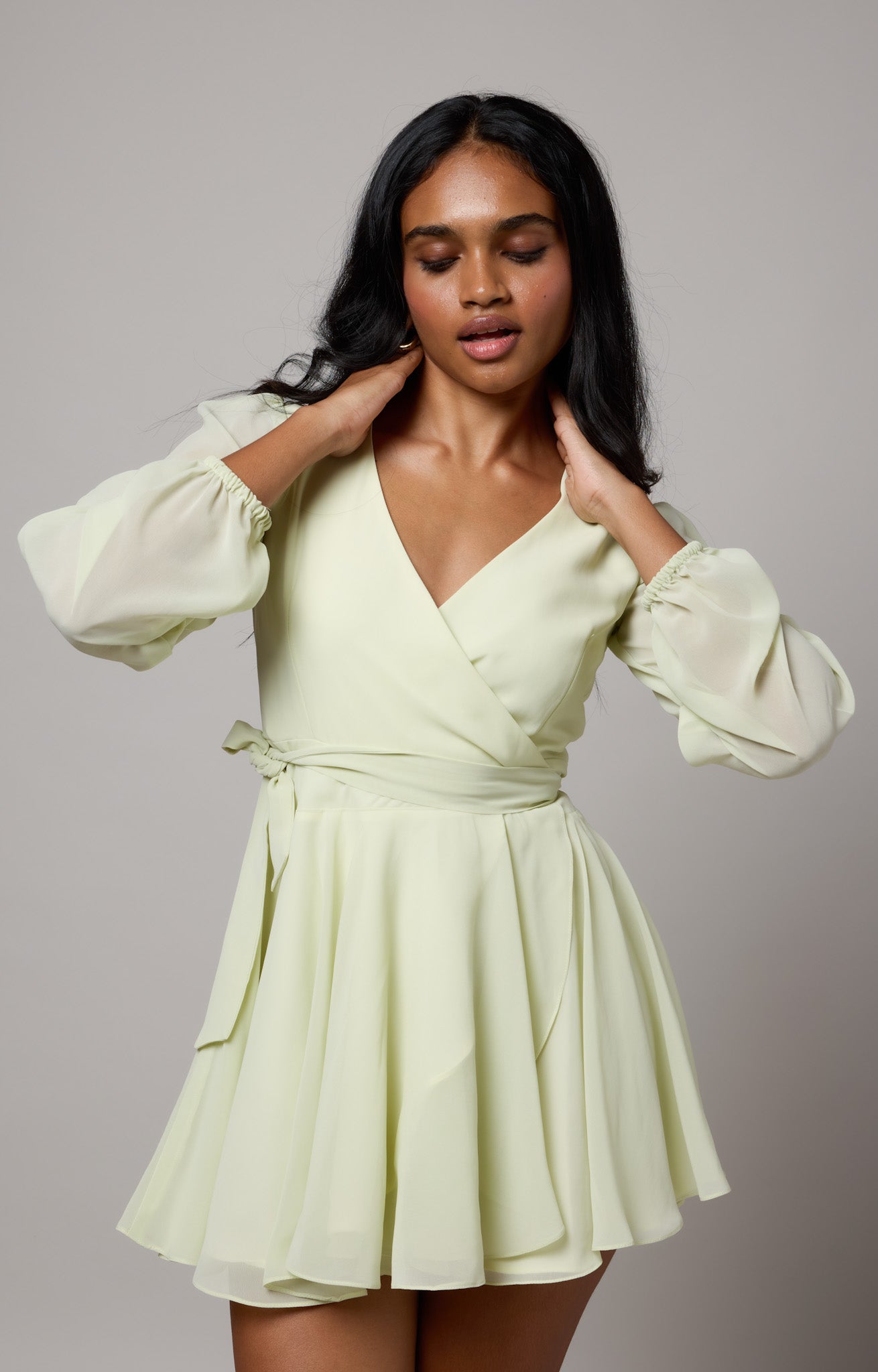 Raya – Pastellgrünes Wickelkleid