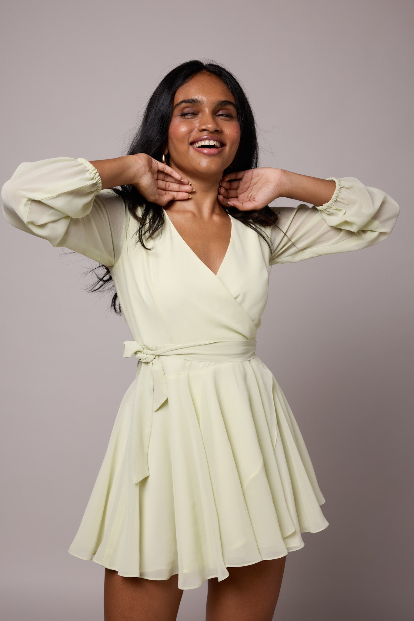 Raya – Pastellgrünes Wickelkleid