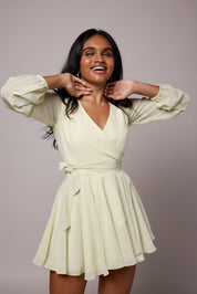 Raya – Pastellgrünes Wickelkleid