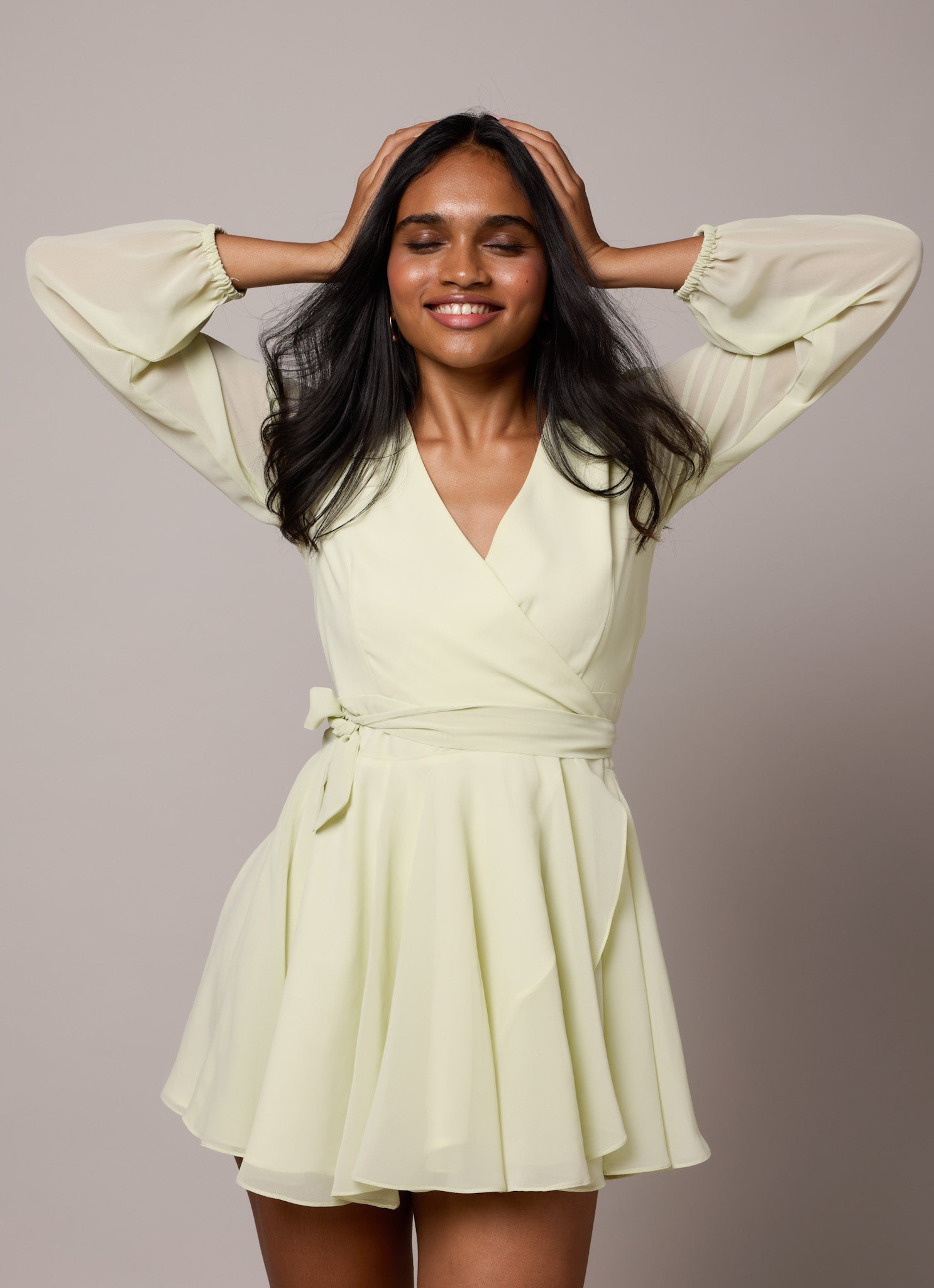 Raya – Pastellgrünes Wickelkleid