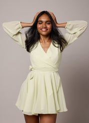 Raya – Pastellgrünes Wickelkleid